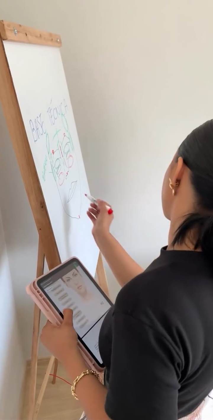 Aula de base técnica de visagismo com quadro e material didático no Studio SM