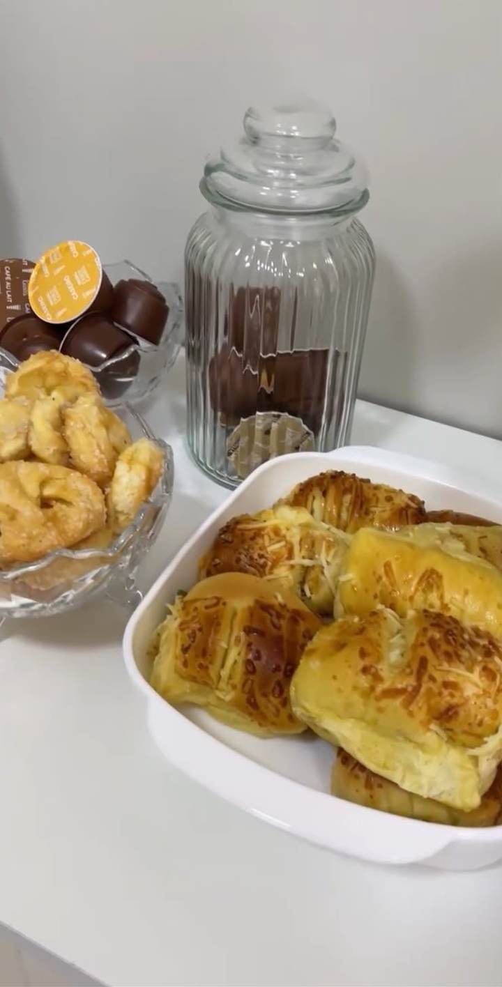 Café e recepção preparados para receber clientes e alunas no Studio SM